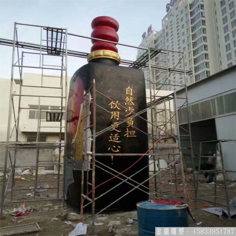 玻璃鋼大型酒瓶雕塑，酒廠仿真酒瓶雕塑定制3