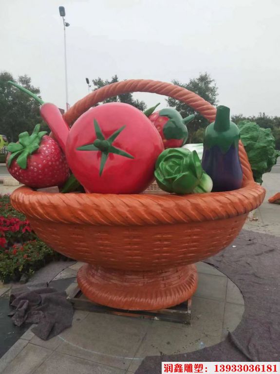 廠家加工玻璃鋼果蔬籃雕塑 農(nóng)業(yè)園果籃雕塑定制
